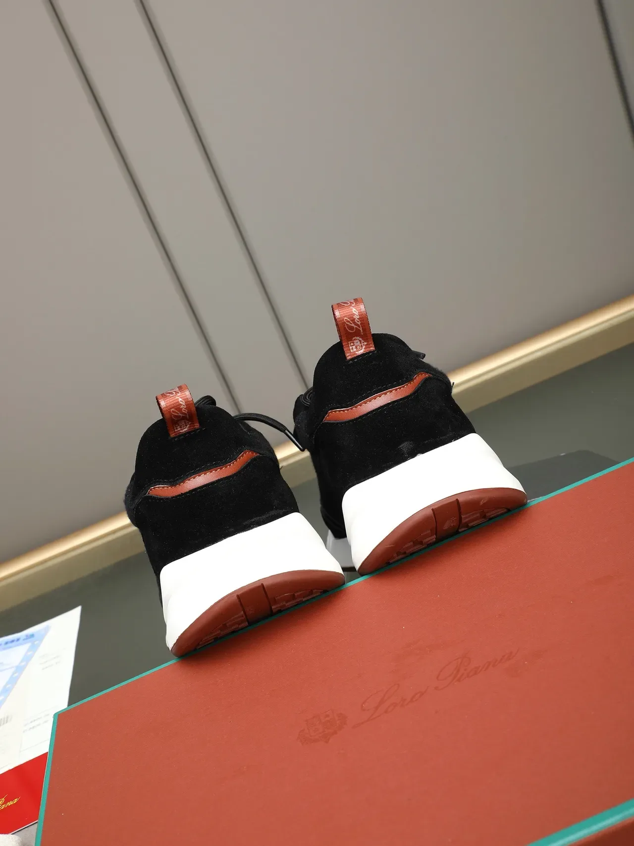 Zapatillas negras y marrones con upper de ante y malla, midsole esculpido en blanco 4