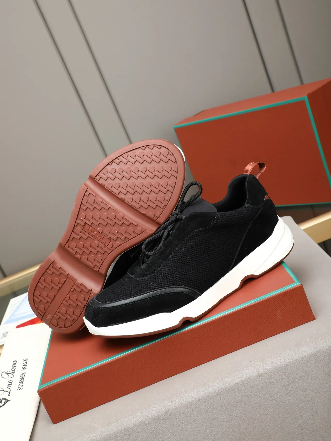 Zapatillas negras y marrones con upper de ante y malla, midsole esculpido en blanco 5