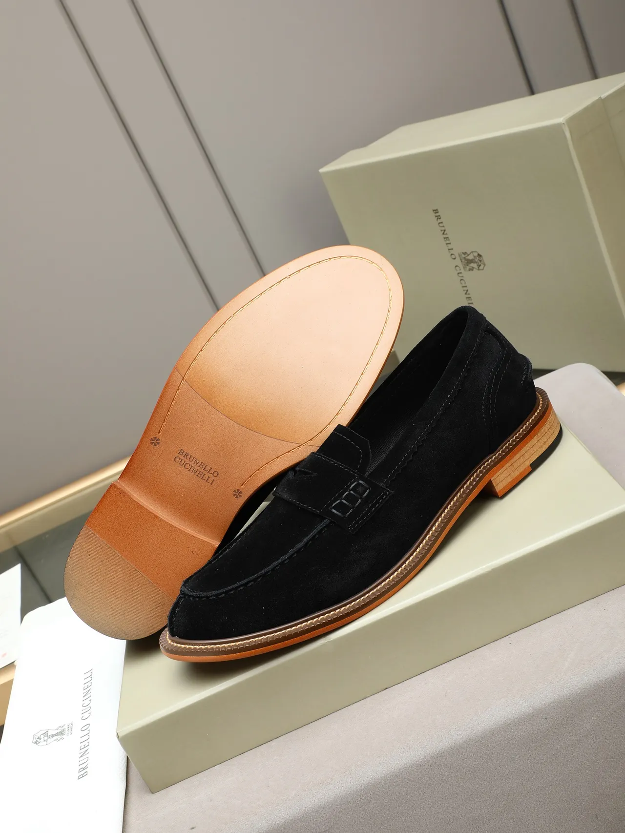 Loafer Moc-Toe Noir et Marron en Daim avec Couture 4