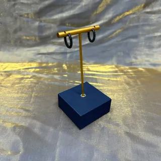 أقراط أذن سوداء ذهبية مع خرز