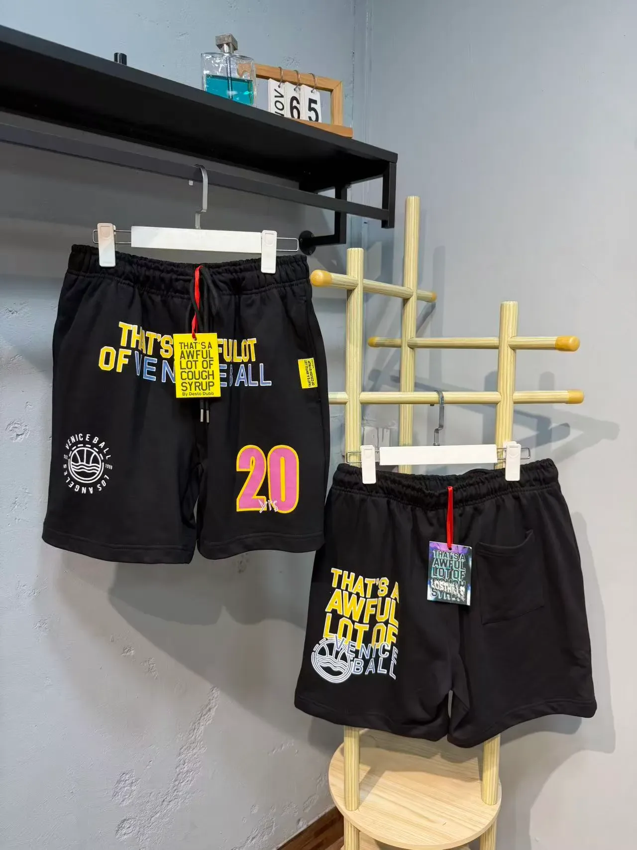 Shorts negros con impresión gráfica y cordón de cintura 4