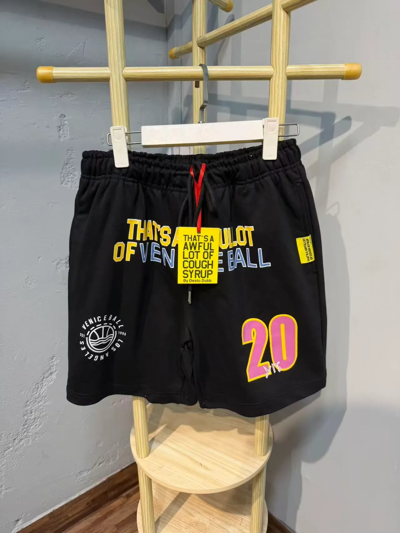Shorts negros con impresión gráfica y cordón de cintura 5