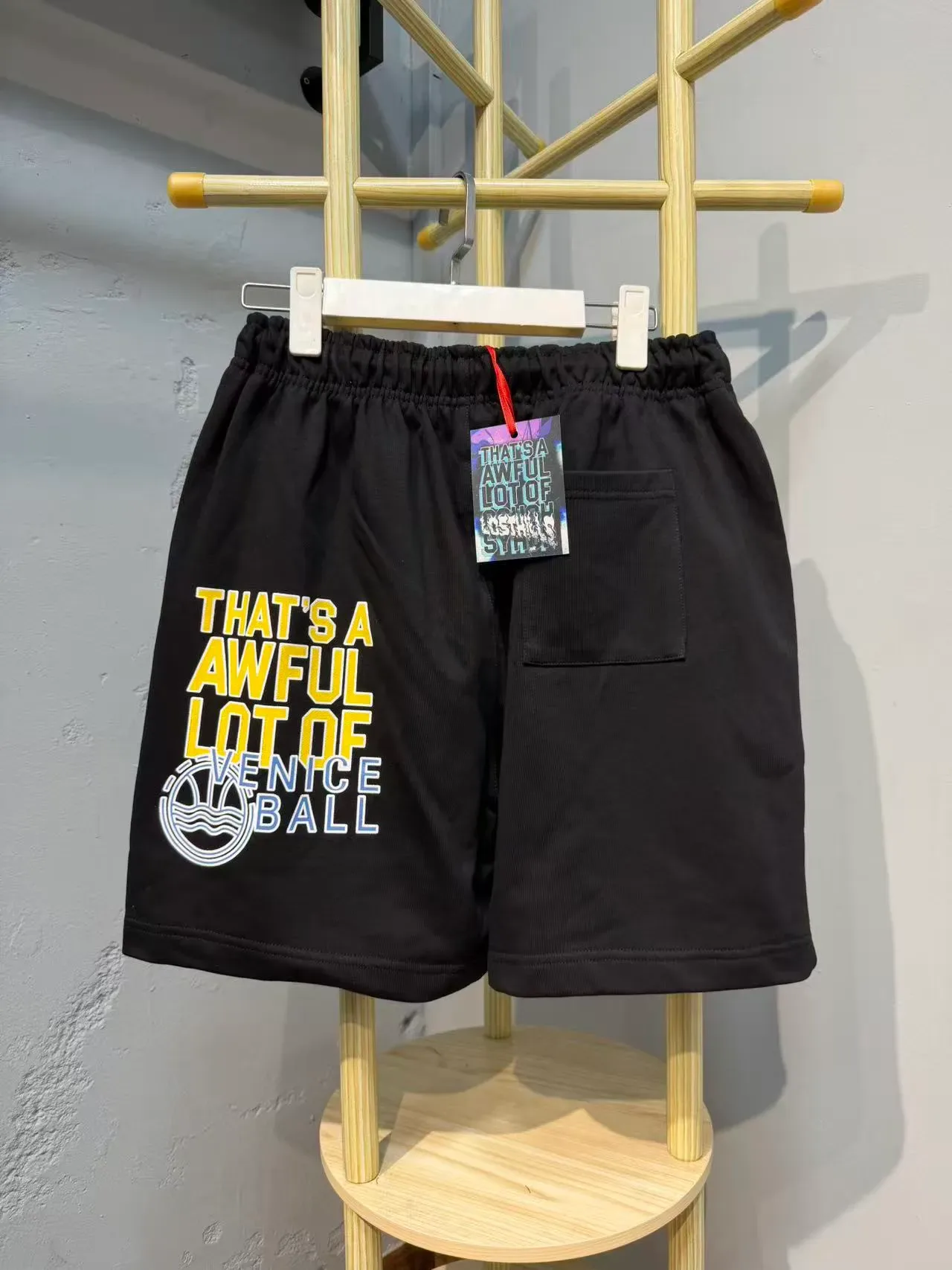 Shorts negros con impresión gráfica y cordón de cintura 6