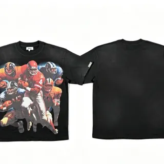 Camiseta negra con estampado gráfico fotorrealista de escena de fútbol
