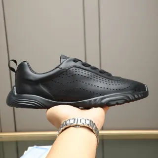 Zapatilla Lifestyle de Cuero Negro Perforado con Suela Esculpida