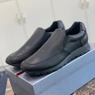Calçado casual preto slip-on com laterais elásticos