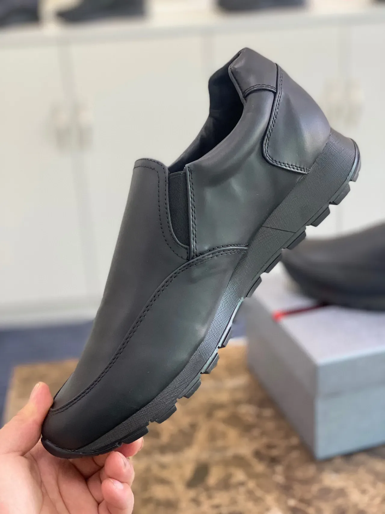 Calçado casual preto slip-on com laterais elásticos 2