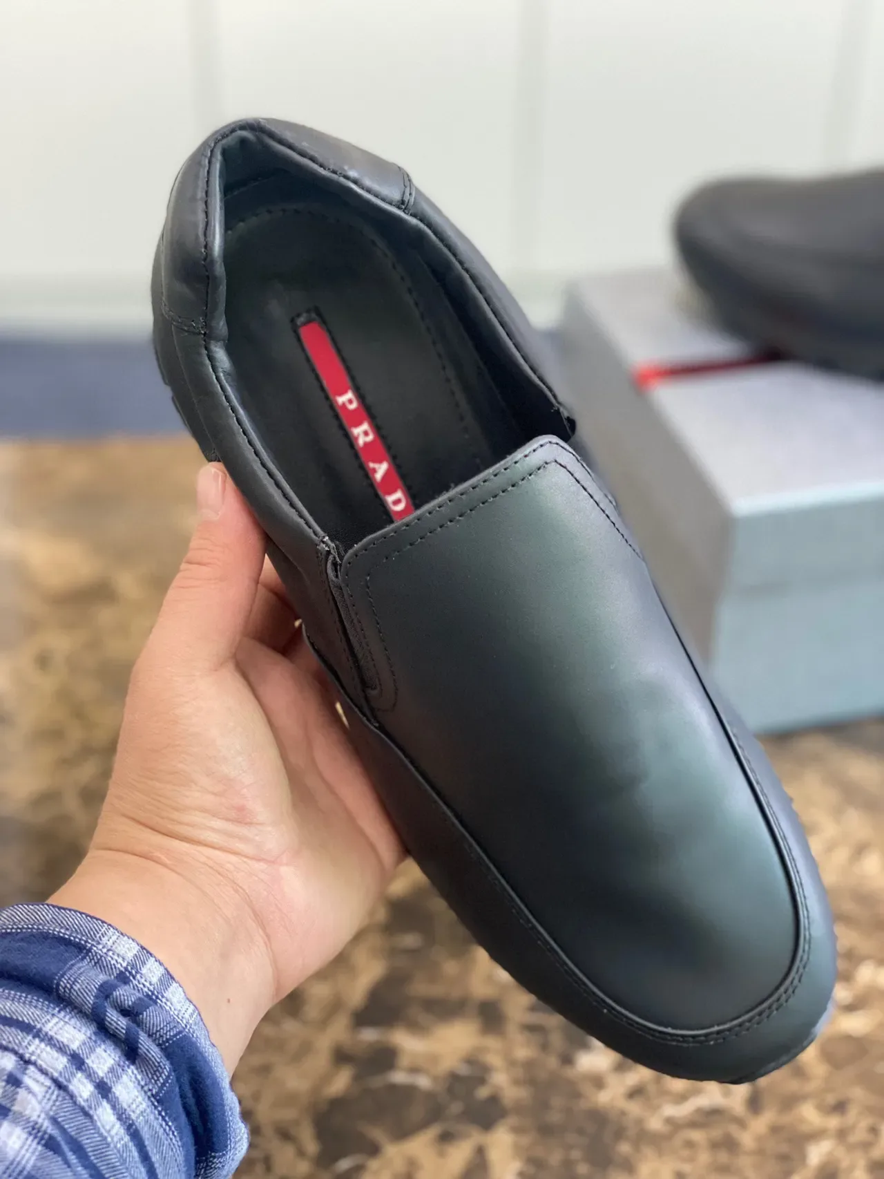 Calçado casual preto slip-on com laterais elásticos 3