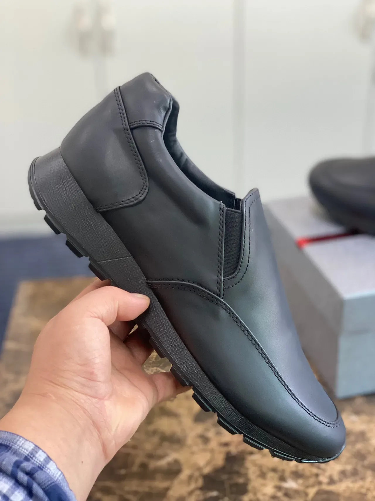 Calçado casual preto slip-on com laterais elásticos 4