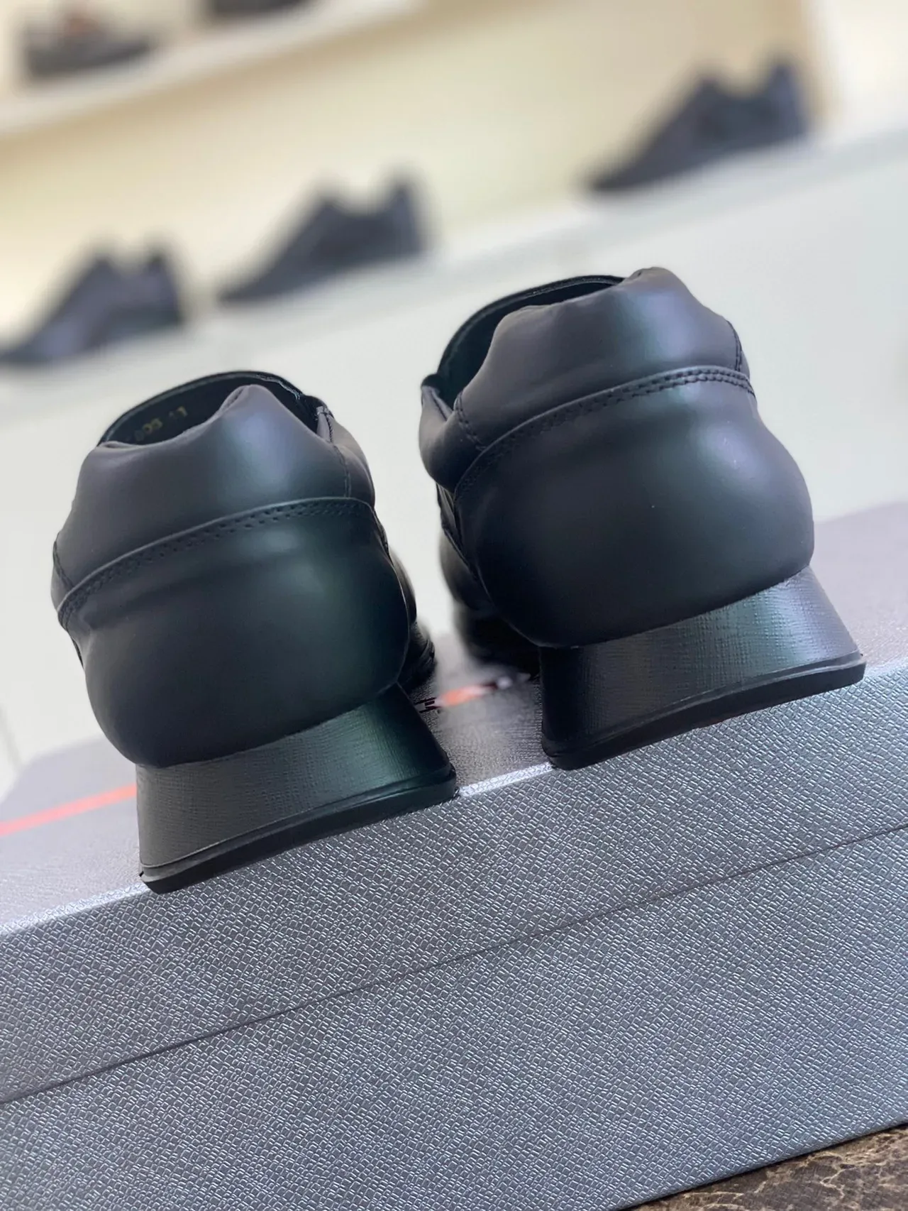Calçado casual preto slip-on com laterais elásticos 5