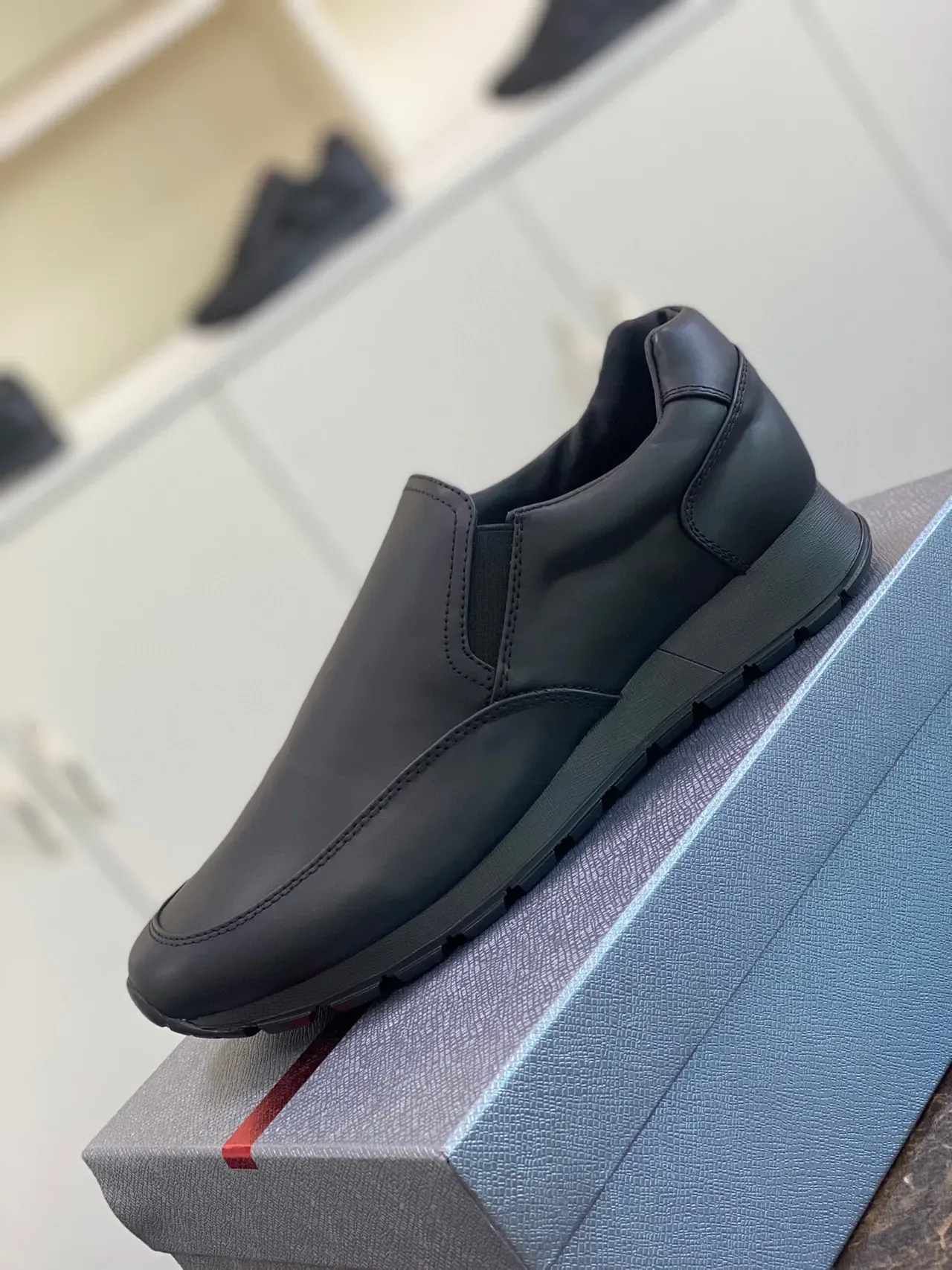 Calçado casual preto slip-on com laterais elásticos 6