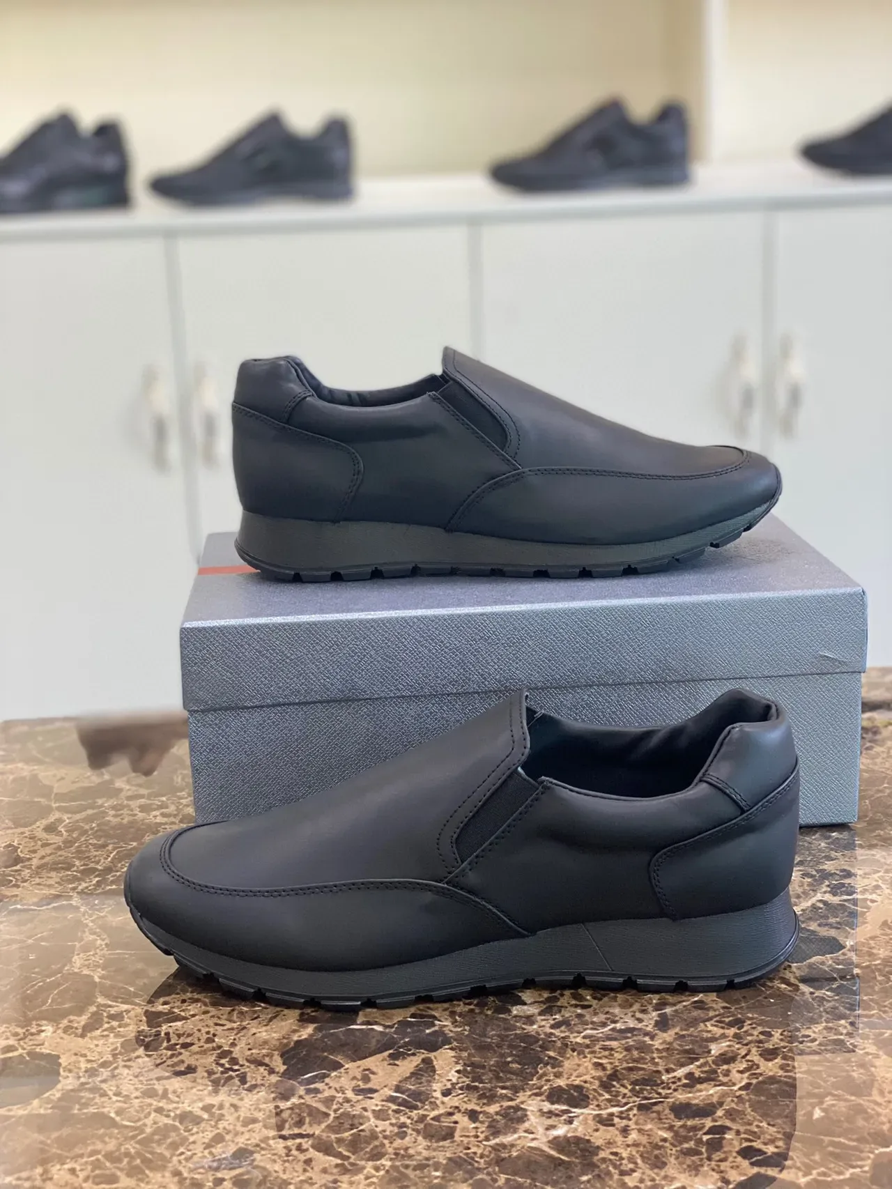 Calçado casual preto slip-on com laterais elásticos 7