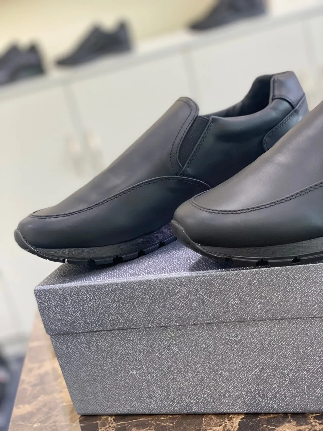 Calçado casual preto slip-on com laterais elásticos 8