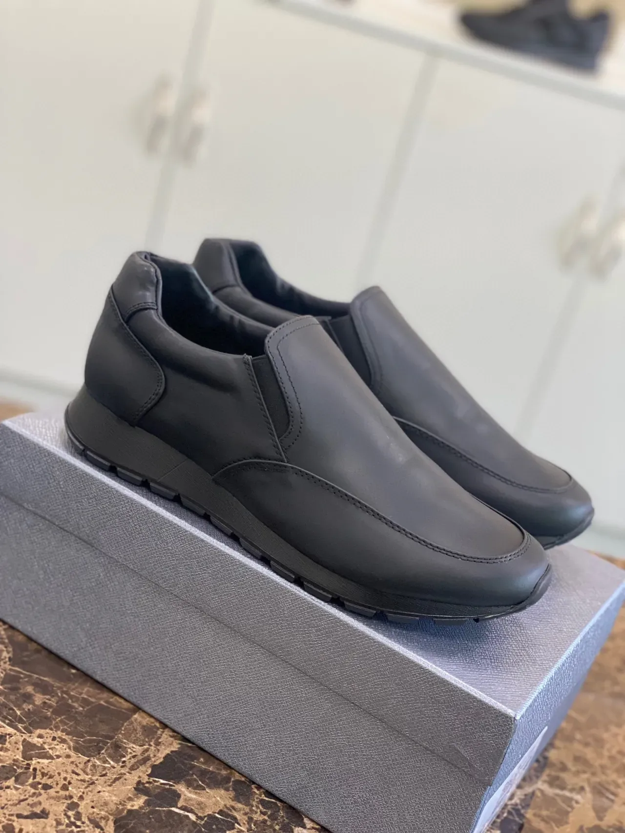Calçado casual preto slip-on com laterais elásticos 9