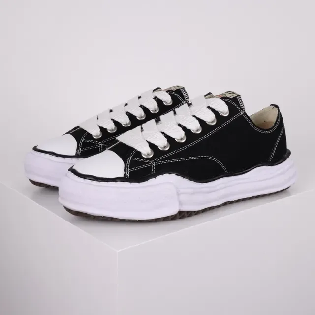 Zapatillas lona negro y blanco con punta de goma 2