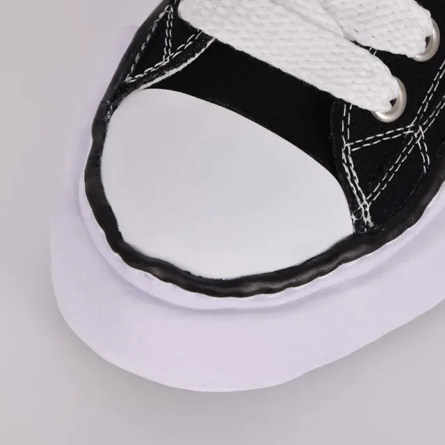 Zapatillas lona negro y blanco con punta de goma 5
