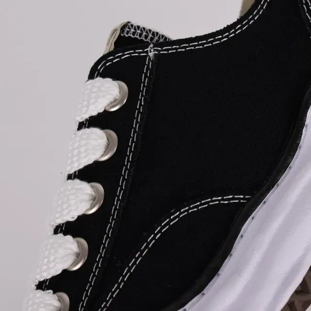 Zapatillas lona negro y blanco con punta de goma 6