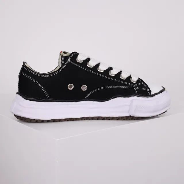 Zapatillas lona negro y blanco con punta de goma 7