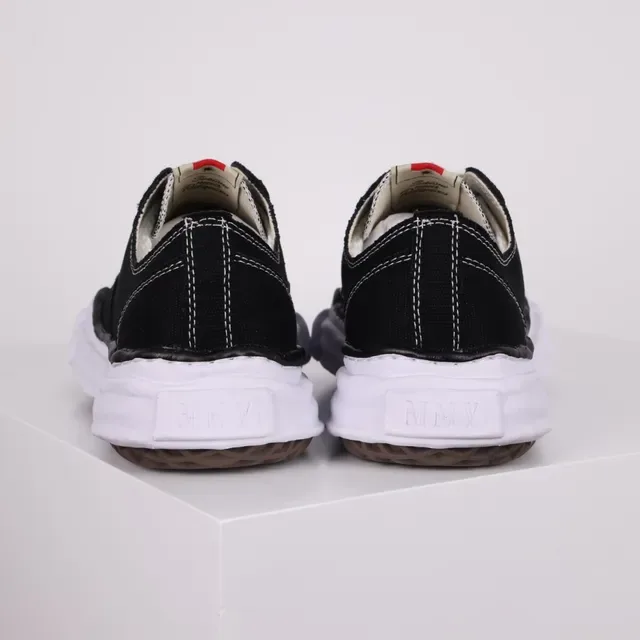 Zapatillas lona negro y blanco con punta de goma 8