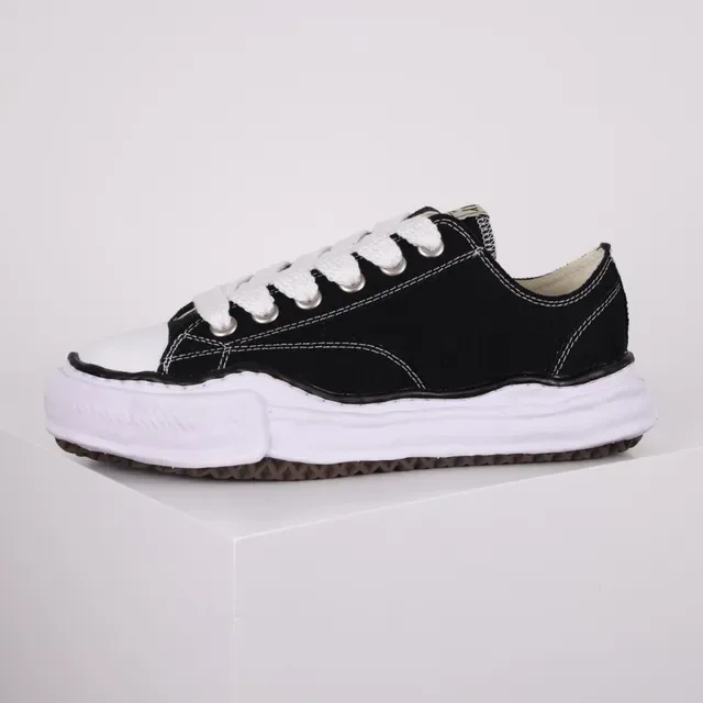 Zapatillas lona negro y blanco con punta de goma 9
