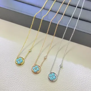Colar com pingante floral esmaltado azul e dourado com setting circular de bezel