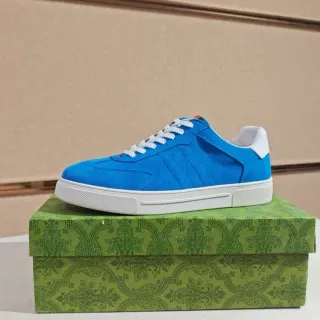 Zapatilla lifestyle de ante azul low top con cordones