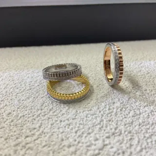 博彻龙 Quatre Classique 带棱纹边框 镶钻戒指