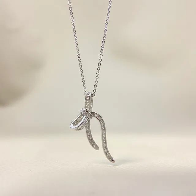Colar com pingente em forma de laço com pavê de baguette 2