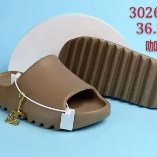Zapatilla de goma moldeada color café marrón