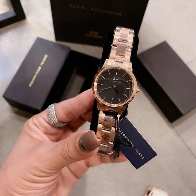 Daniel Wellington 经典娇小玫瑰金黑色表盘石英腕表 9