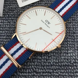 Daniel Wellington क्लासिक व्हाइट डायल रोज गोल्ड टोन NATO स्ट्रैप क्वार्ट्ज वॉच