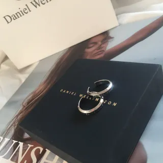 Daniel Wellington Aretes de Aro Abierto Grabados
