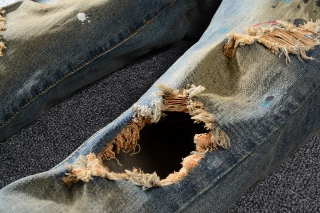 Jean bleu slim-fit distressed avec éclaboussures de peinture 6