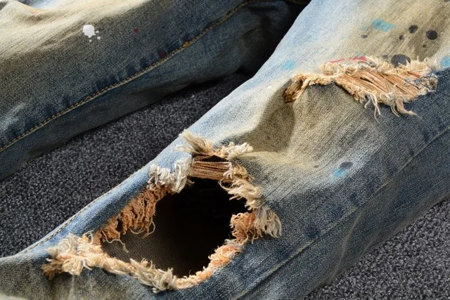 Jean bleu slim-fit distressed avec éclaboussures de peinture 7