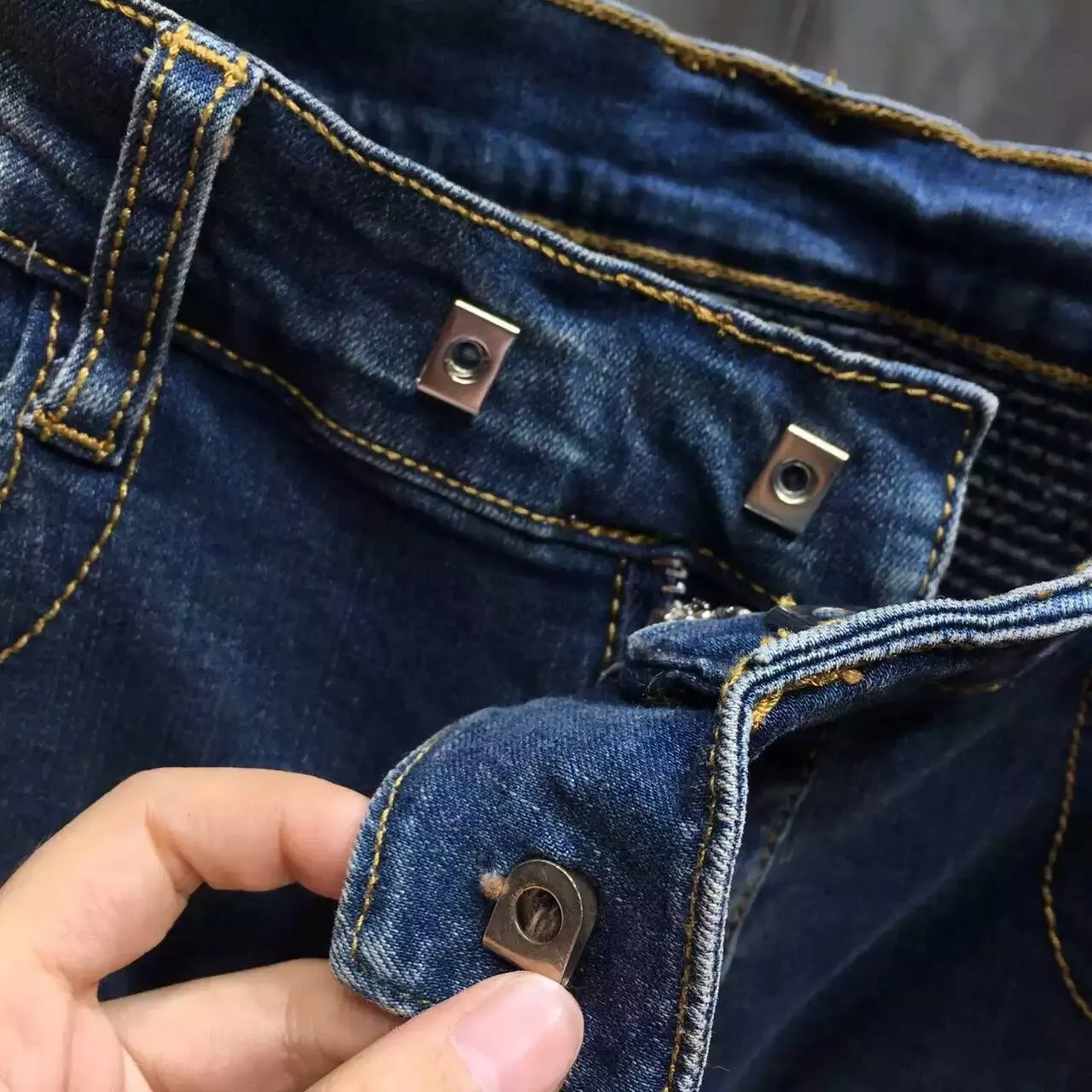 Jeans à panneau moto avec poche à fermeture éclair usée 3