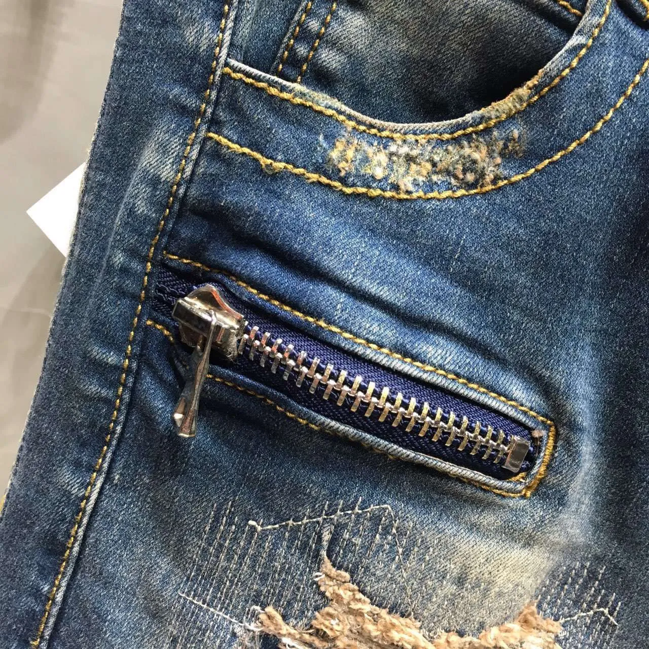 Jeans à panneau moto avec poche à fermeture éclair usée 4