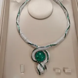 পান্না ও হীরা পাভে সার্পেন্টাইন মোটিফ নেকলেস