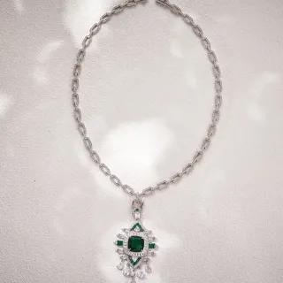 Collier Pendentif avec Pierres Esmeralda Vertes et Transparente