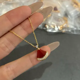 Colar cabochon vermelho em forma de abanico pavé