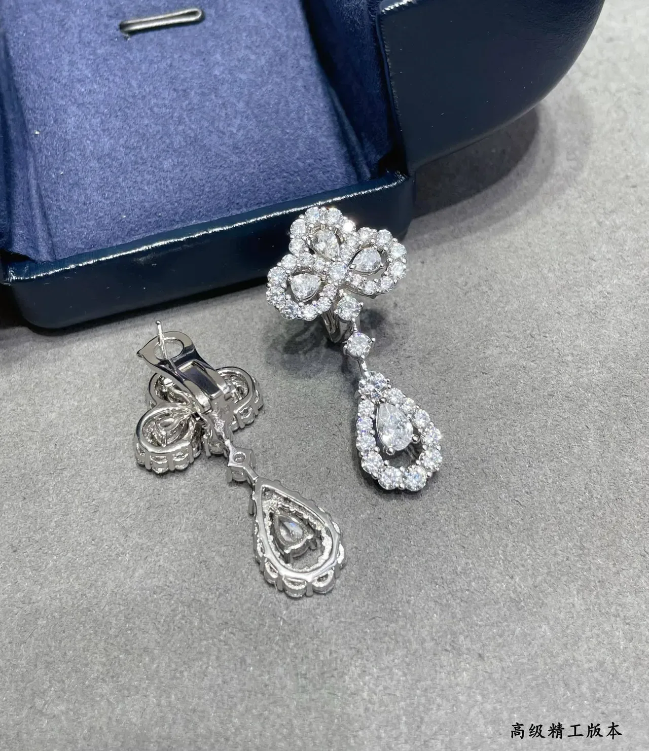 Aretes con cluster floral de gotas en pavé 3