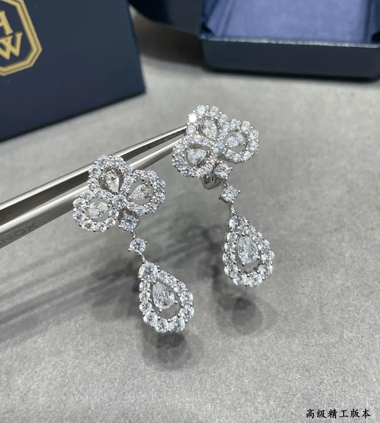Aretes con cluster floral de gotas en pavé 5