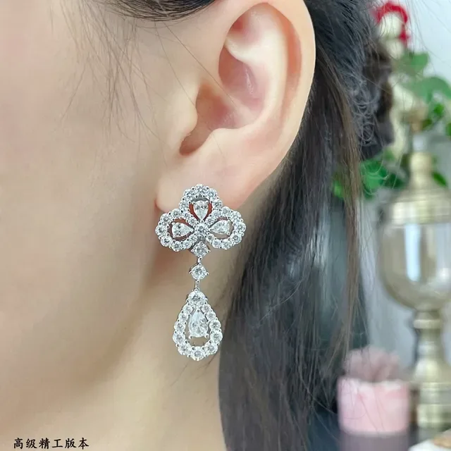 Aretes con cluster floral de gotas en pavé 7