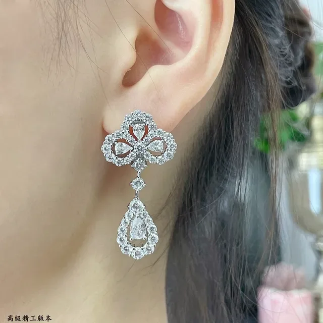 Aretes con cluster floral de gotas en pavé 8