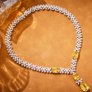 Collier avec pendentif motif floral et pierre jaune