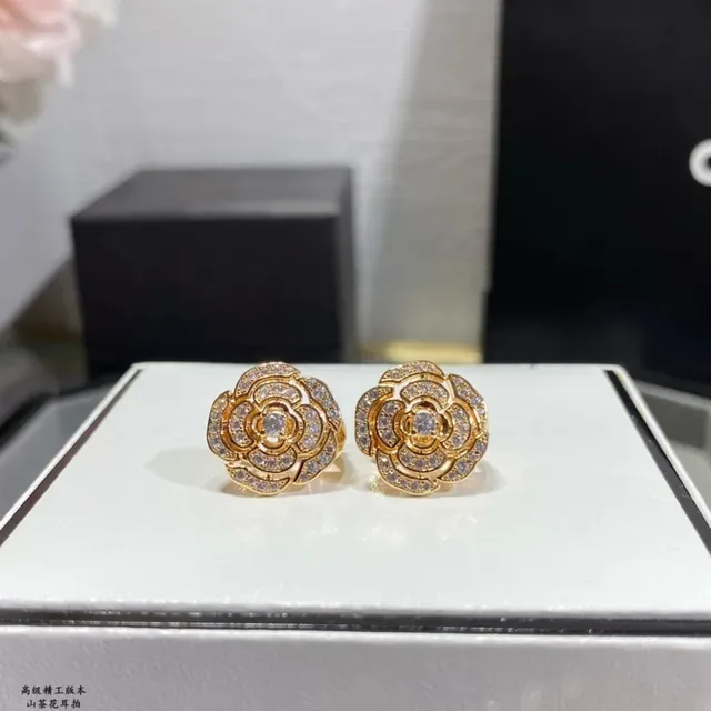 Floral Pavé Crystal Stud Earring 3