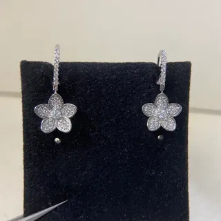 Aretes de cinco pétalos con pavé floral