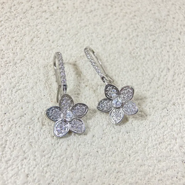 Aretes de cinco pétalos con pavé floral 2