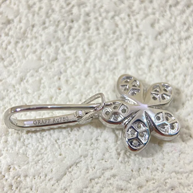 Aretes de cinco pétalos con pavé floral 3