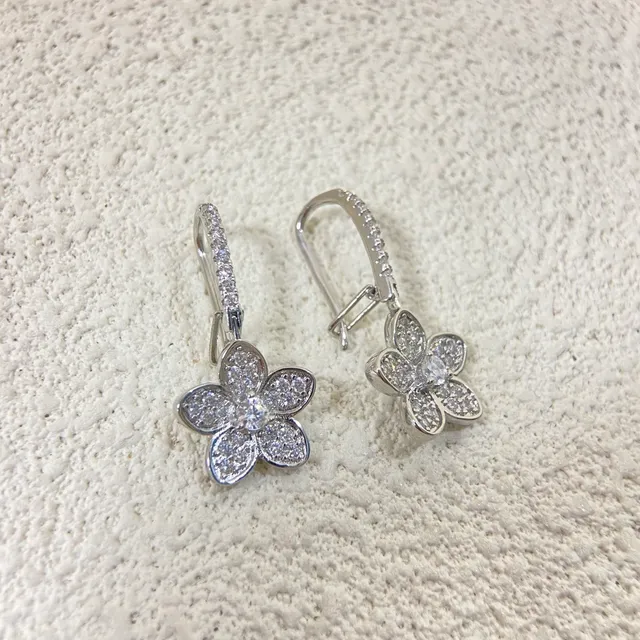 Aretes de cinco pétalos con pavé floral 4