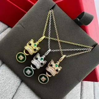 Collier avec pendentif tête de hibou en pièce émaillée dorée verte